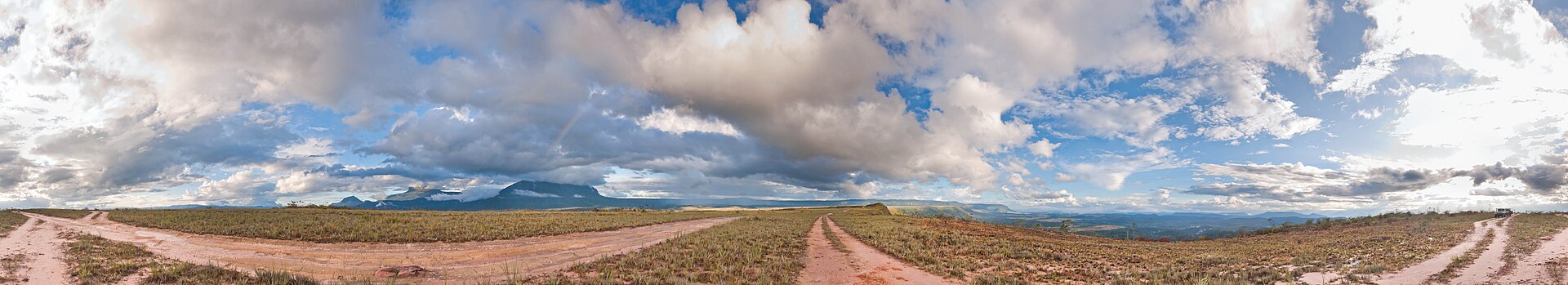 Vista panorámica de tepuyes y sabana desde el sector de Kavanayén, en el Parque Nacional Canaima.