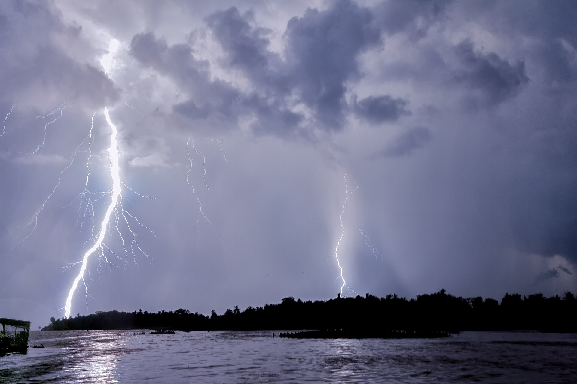 Descargas eléctricas iluminando el cielo nocturno sobre el sur del lago de Maracaibo.