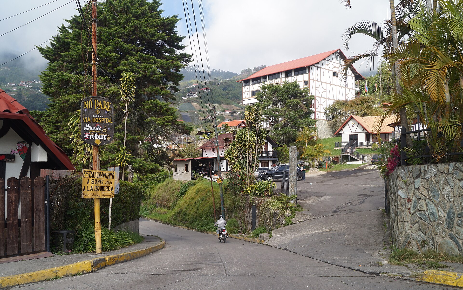 Calle empedrada con casas de madera y tejados de la Colonia Tovar, en Aragua.