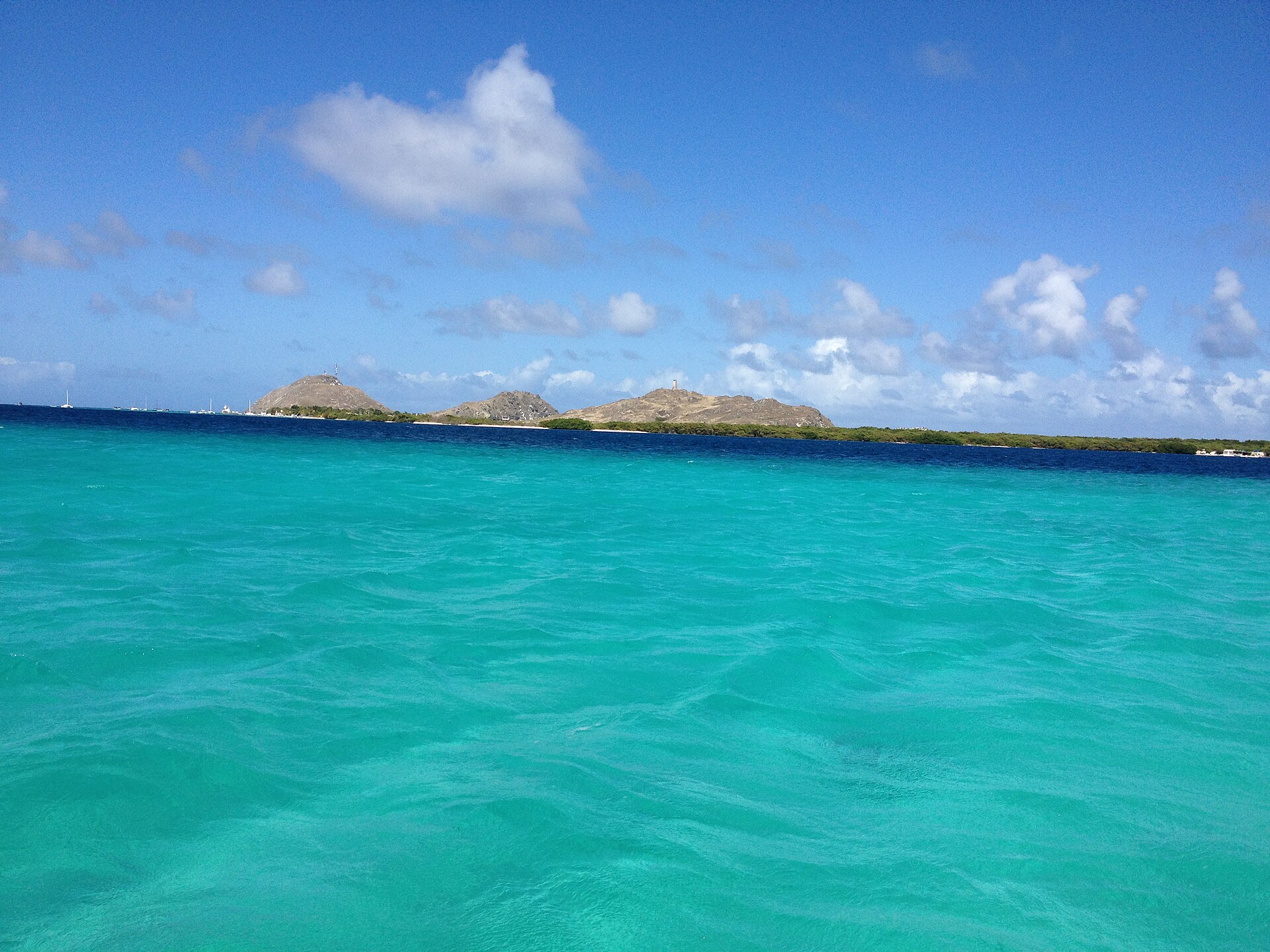 Agua cristalina y fondo de arena blanca en los cayos del archipiélago Los Roques.