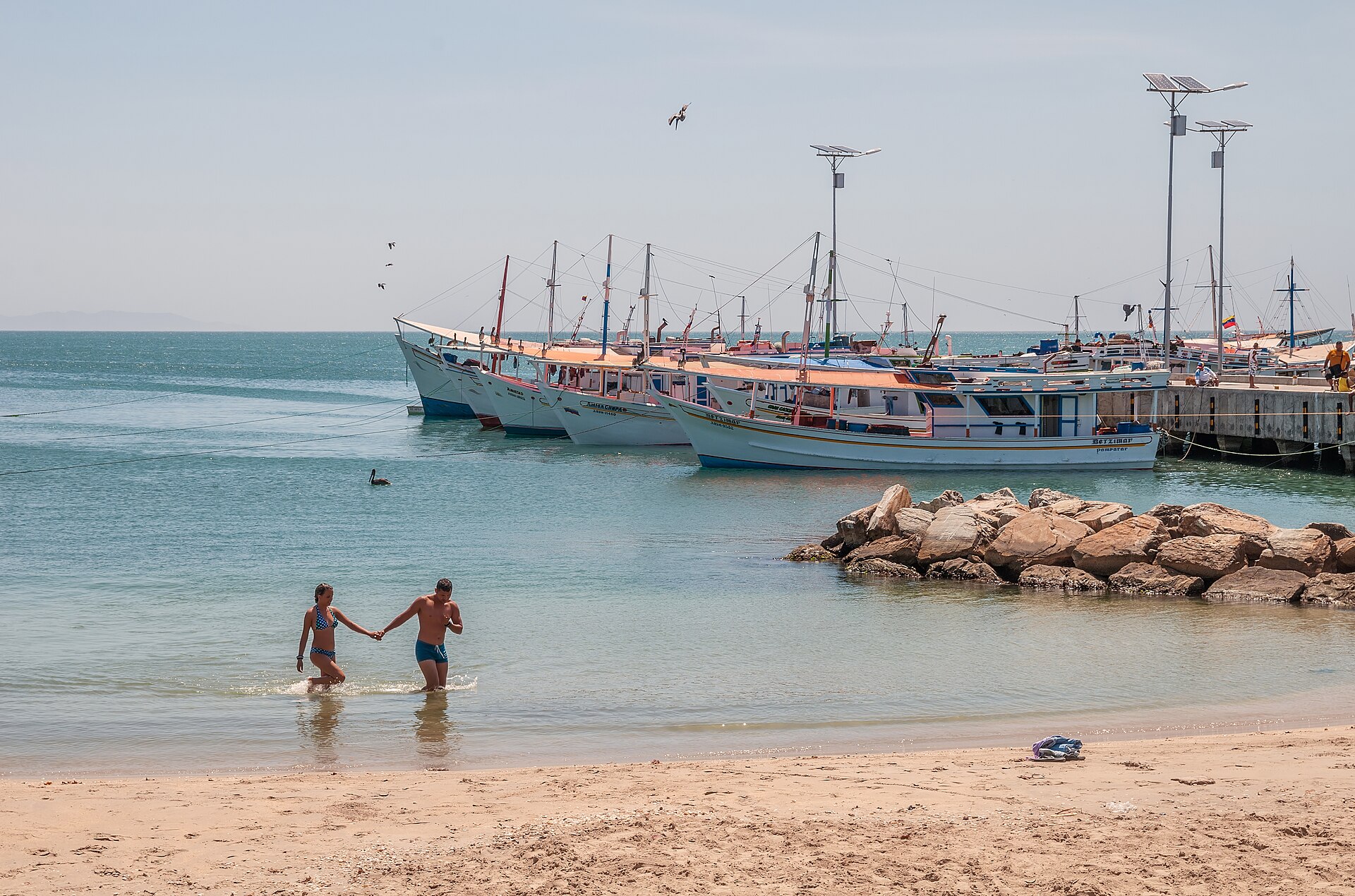 Botes de pesca y bañistas en la playa de Juan Griego, isla de Margarita.
