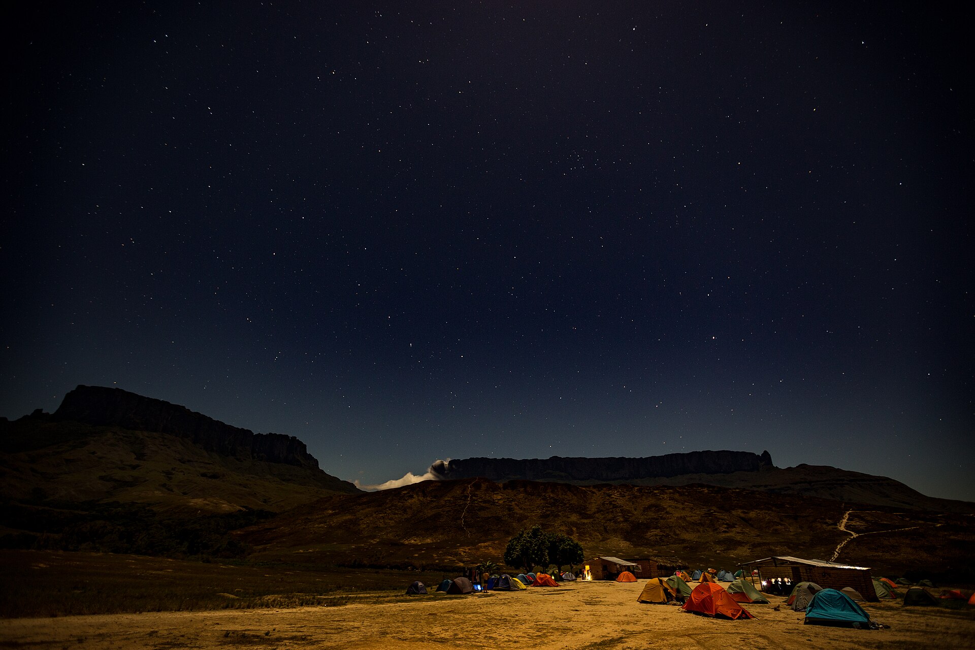 Cima plana y paredes verticales del Monte Roraima entre nubes, en la Gran Sabana.
