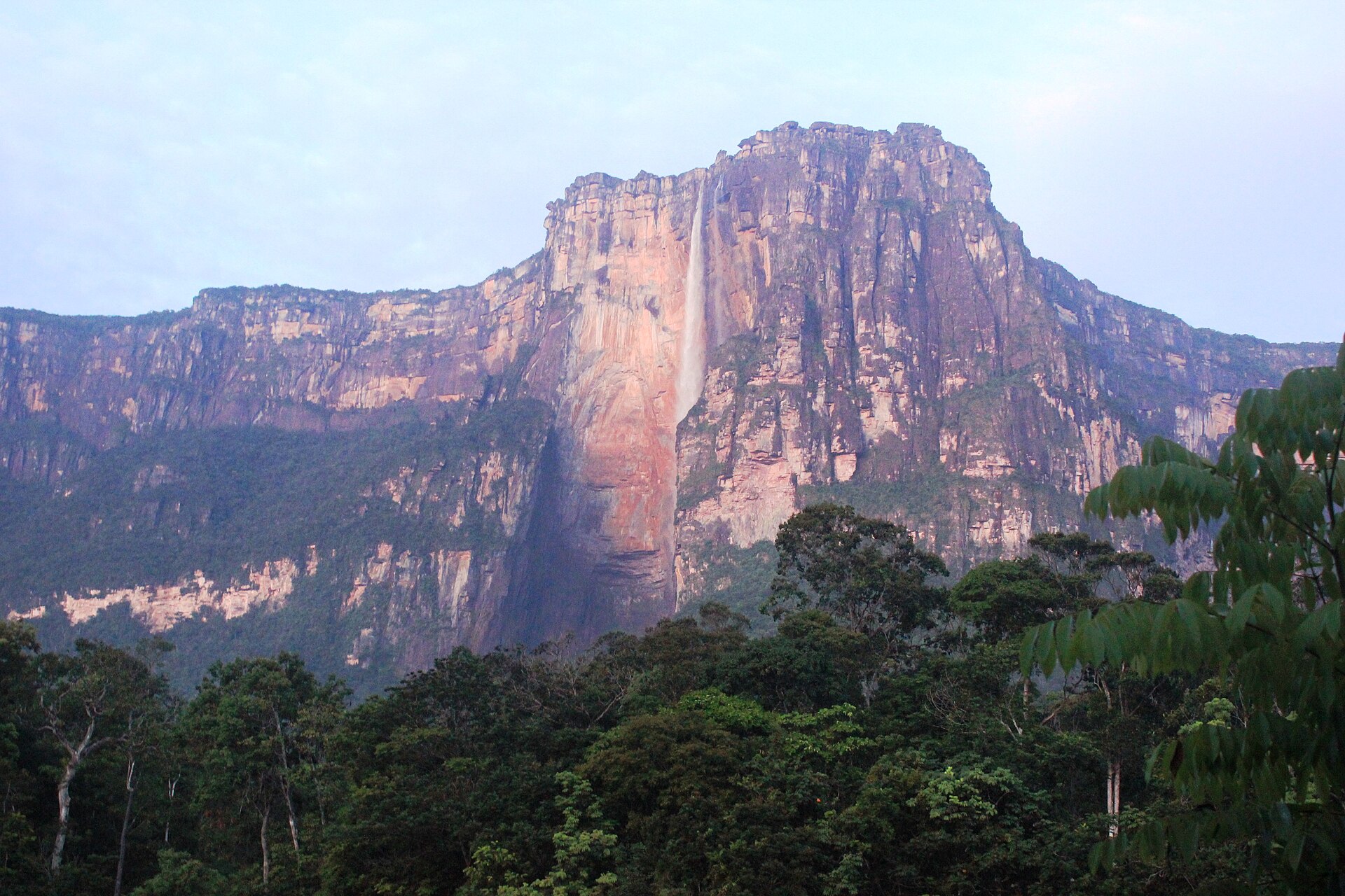 El Salto Ángel cayendo desde el borde del Auyán-tepui, en el Parque Nacional Canaima.